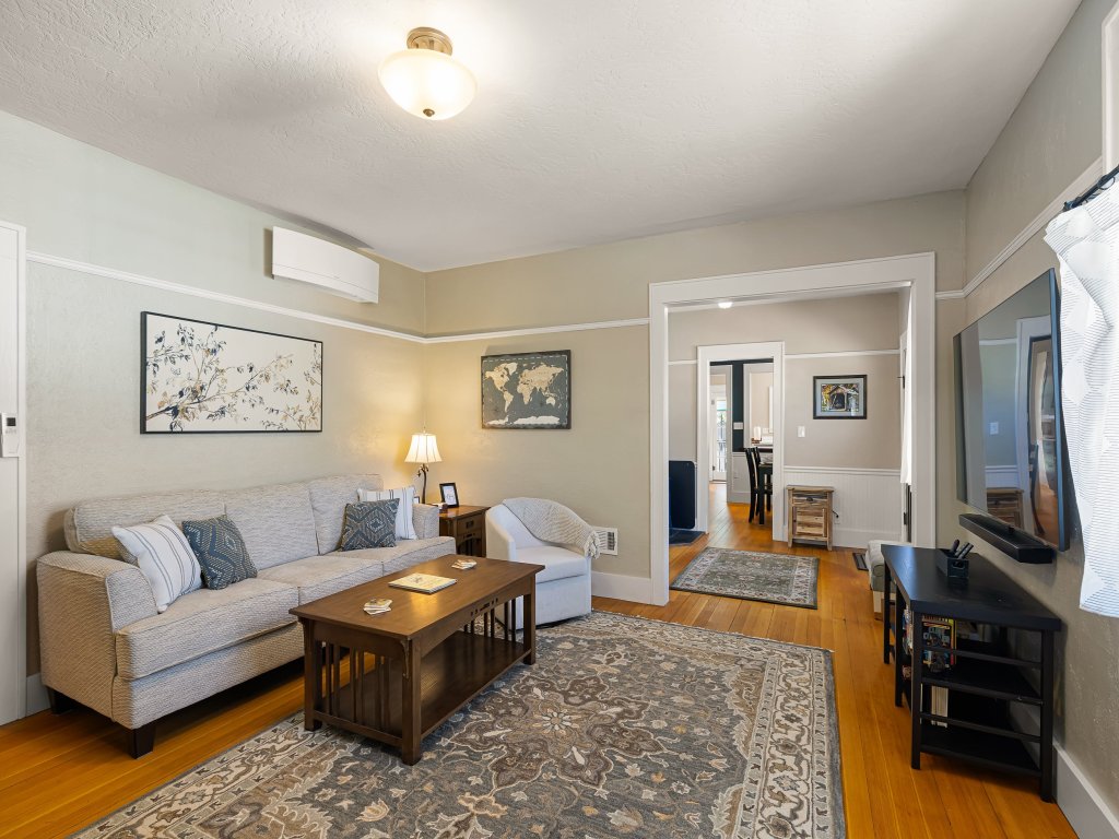Elizabeth Page House - Charming & Modern Bungalow Vacation Rental in Oregon - RedAwning