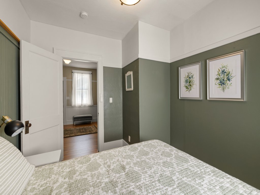 Elizabeth Page House - Charming & Modern Bungalow Vacation Rental in Oregon - RedAwning