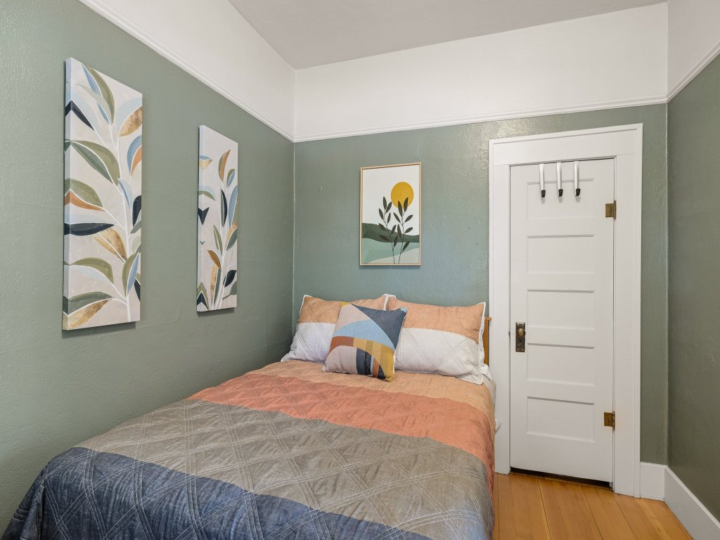 Elizabeth Page House - Charming & Modern Bungalow Vacation Rental in Oregon - RedAwning