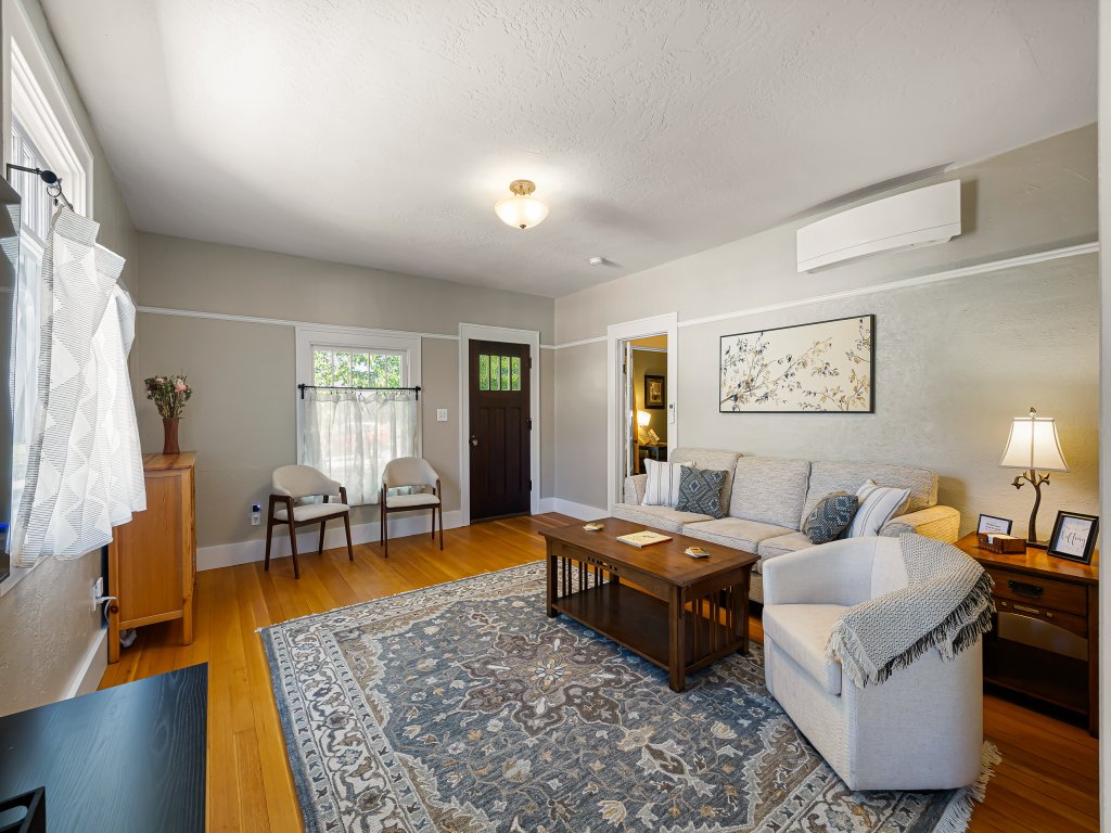 Elizabeth Page House - Charming & Modern Bungalow Vacation Rental in Oregon - RedAwning