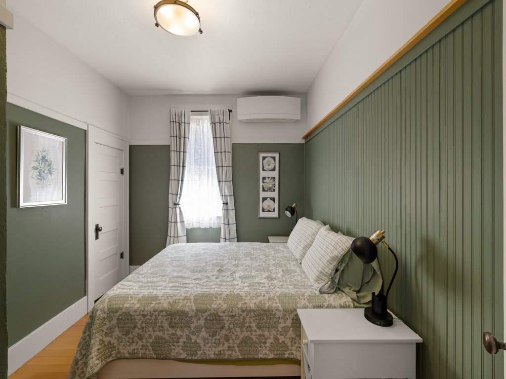 Elizabeth Page House - Charming & Modern Bungalow Vacation Rental in Oregon - RedAwning
