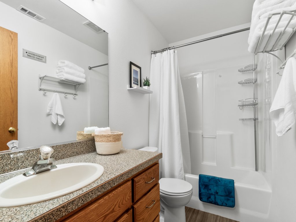 Oakway Oasis - 6 Minutes to Autzen Vacation Rental in Oregon - RedAwning
