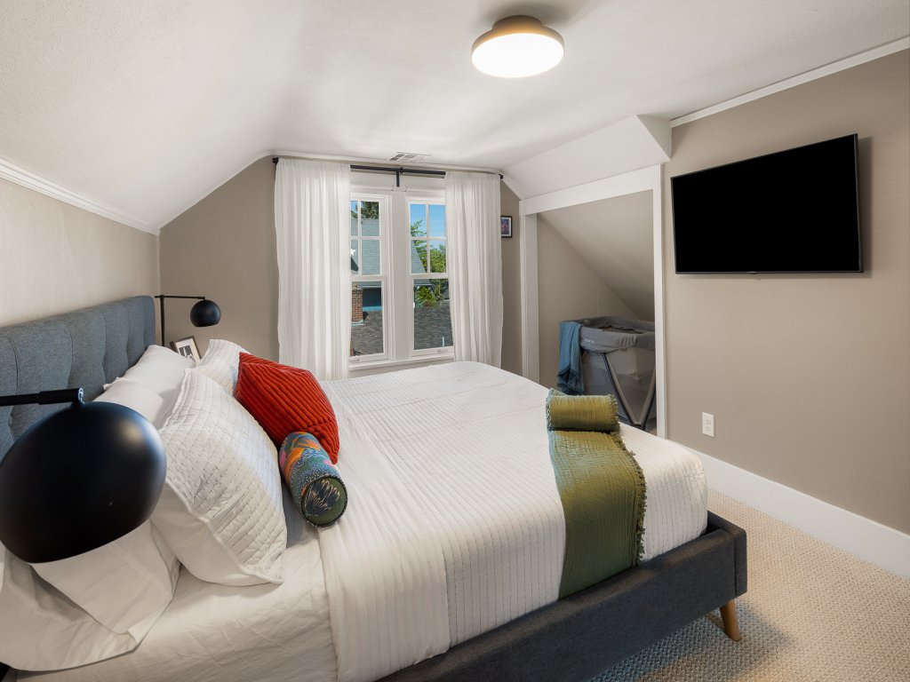 Orchard Luxe - Modern Home in Walking Distance to UO Vacation Rental in Oregon - RedAwning