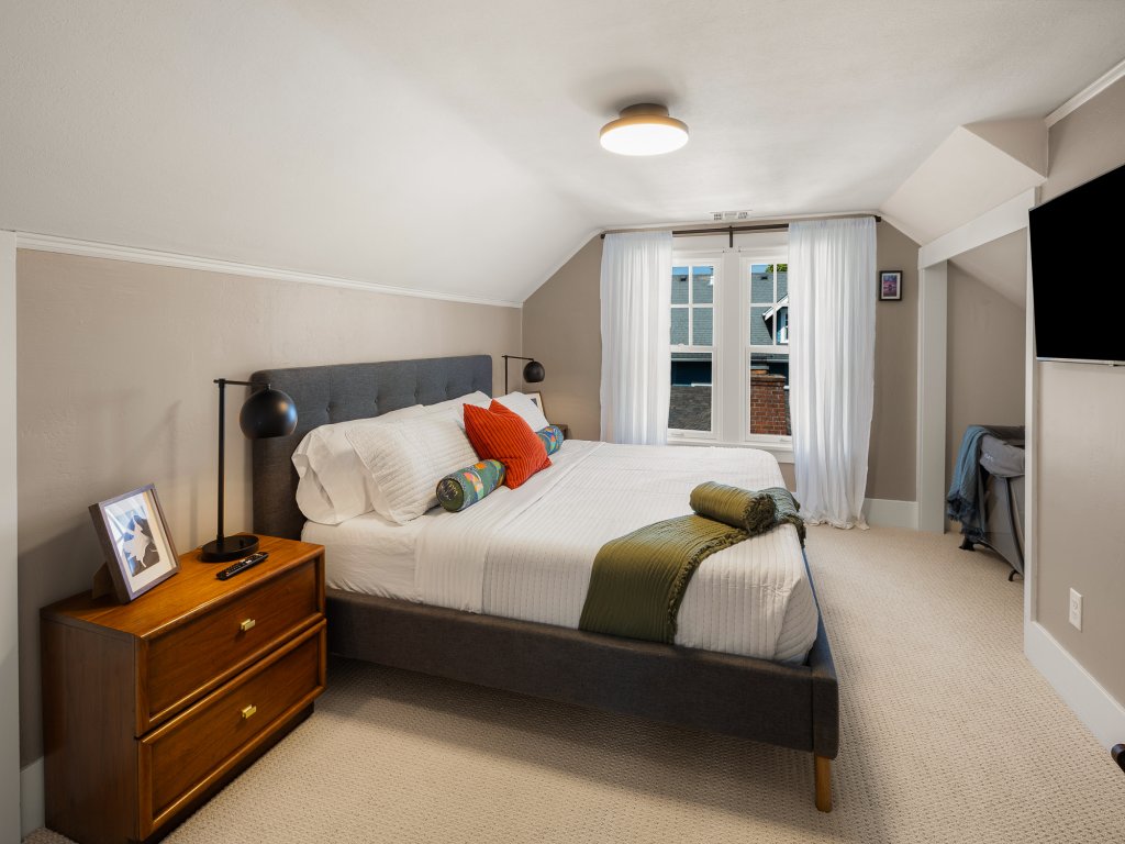Orchard Luxe - Modern Home in Walking Distance to UO Vacation Rental in Oregon - RedAwning