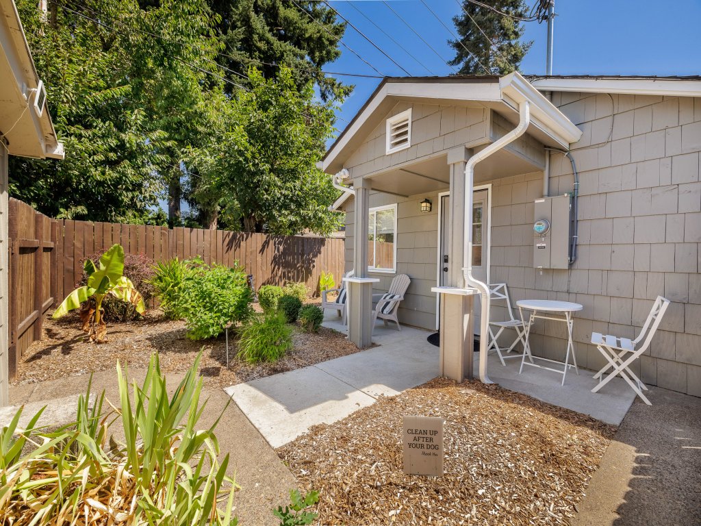 Cozy Casita - Minutes to Autzen & Downtown Vacation Rental in Oregon - RedAwning