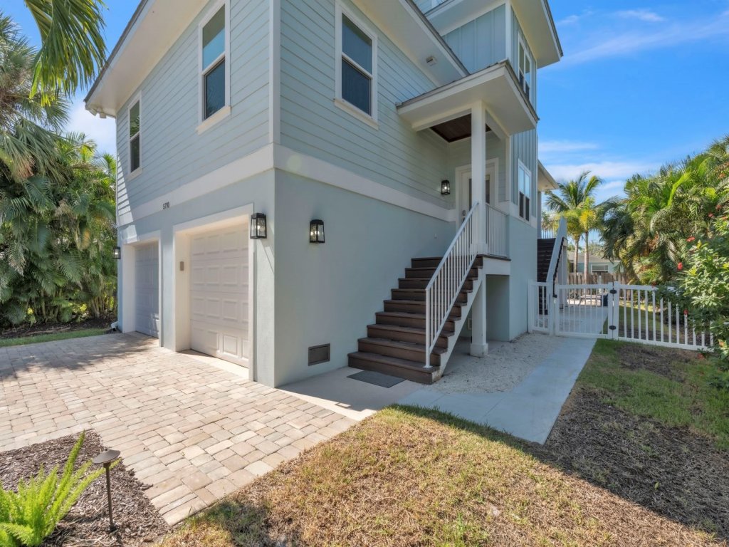 Coastal Livin' Vacation Rental in Holmes Beach - RedAwning