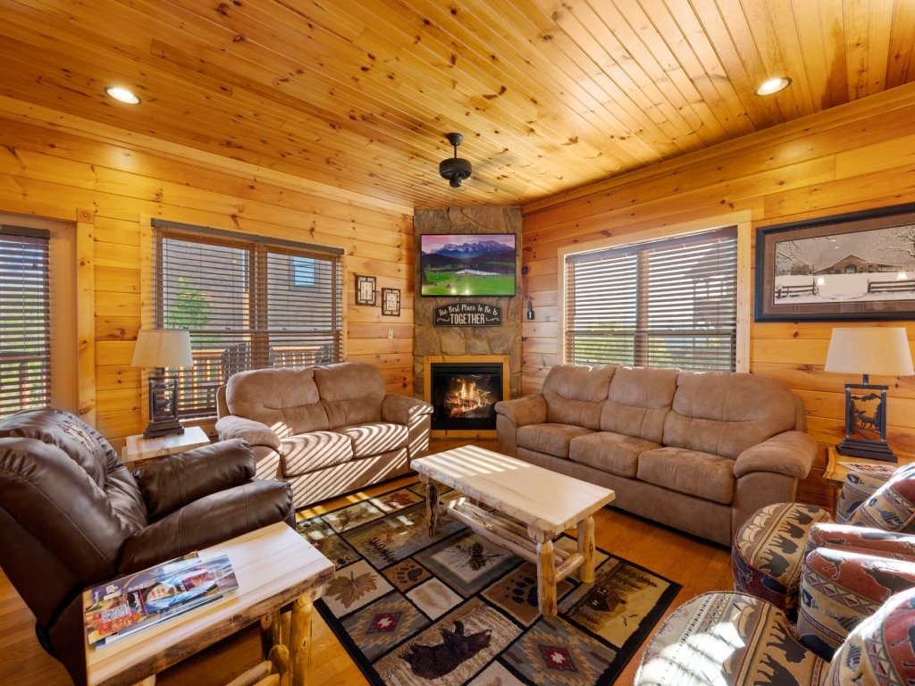 Gatlinburg Mountain Lodge Vacation Rental in Gatlinburg - RedAwning