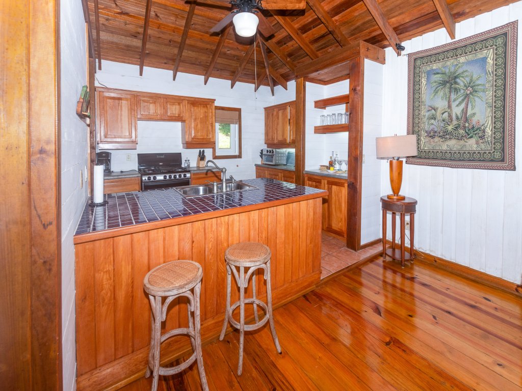 Top Ridge Views Vacation Rental - RedAwning