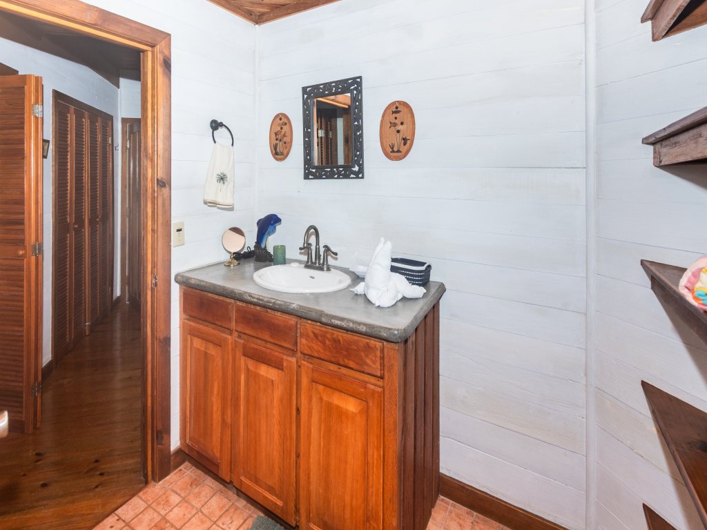 Top Ridge Views Vacation Rental - RedAwning