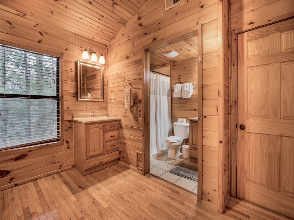 Bear Alley Vacation Rental in Gatlinburg - RedAwning