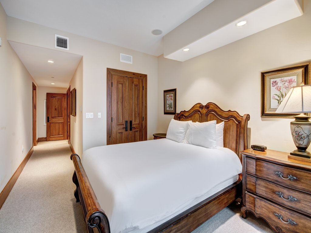 3BR Condo in Bachelor Gulch, Ski in/out Vacation Rental in Avon - RedAwning