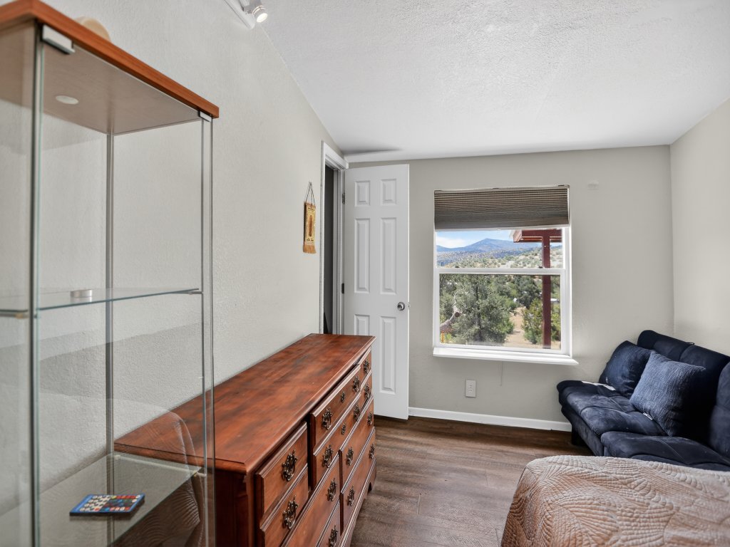 Tehachapi 12-Guest Group Escape Vacation Rental in California - RedAwning