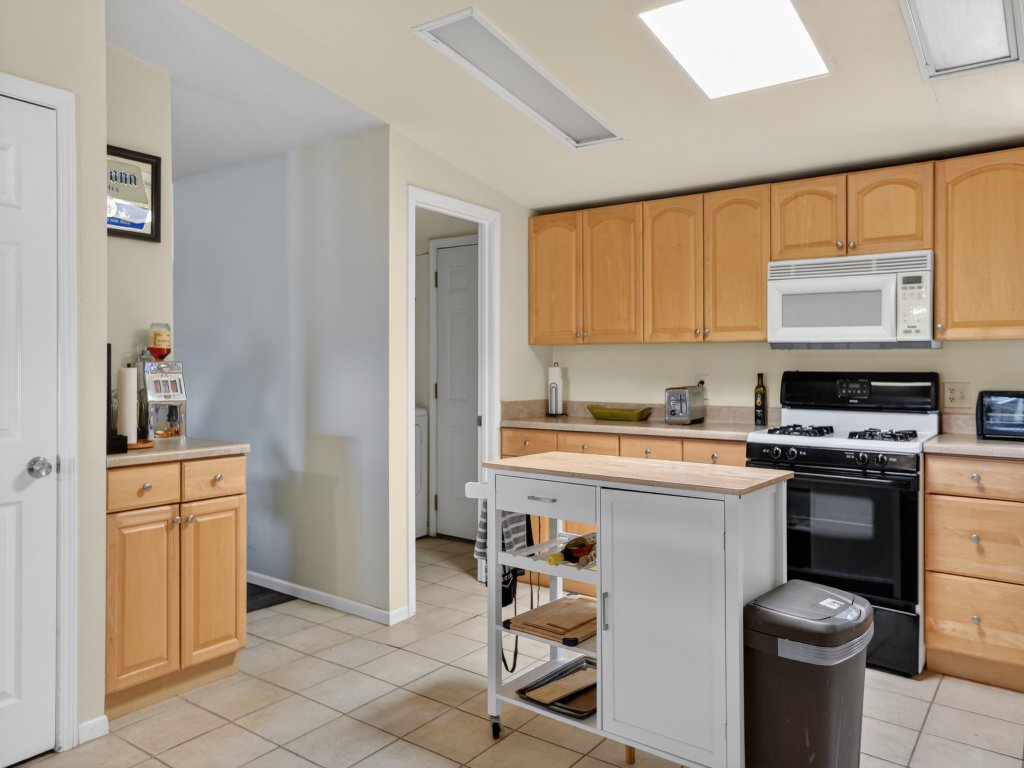 Tehachapi 12-Guest Group Escape Vacation Rental in California - RedAwning