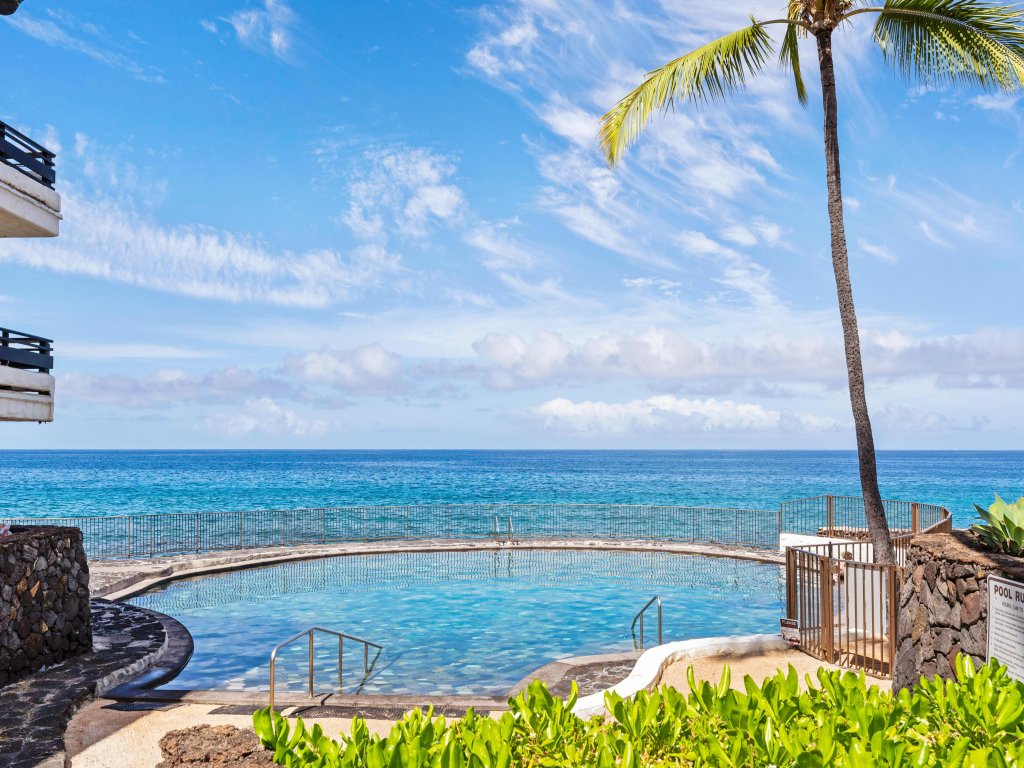 Big Island Casa De Emdeko B133 Vacation Rental in Kailua Kona - RedAwning
