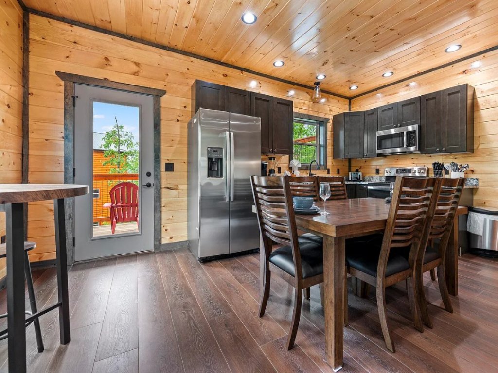 Moonlight Ridge Vacation Rental in Sevierville - RedAwning