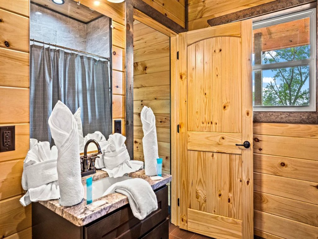 Moonlight Ridge Vacation Rental in Sevierville - RedAwning