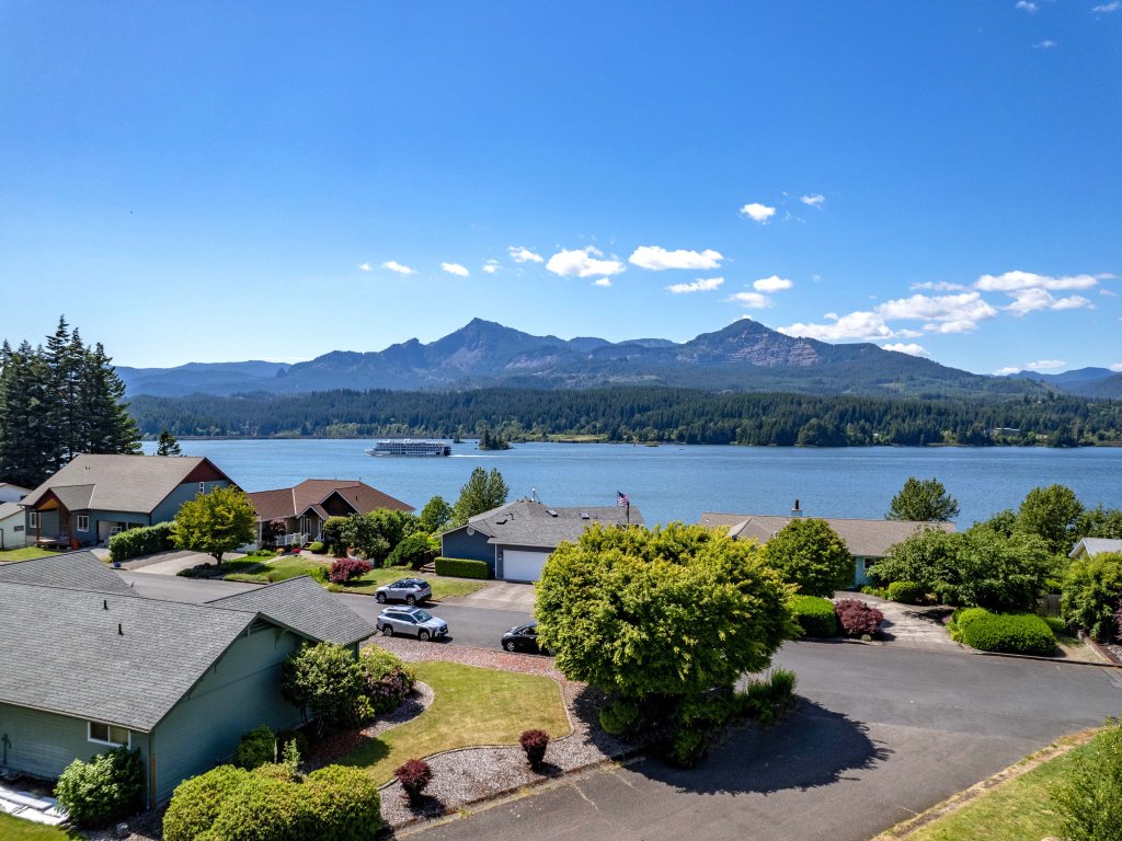 Tails and Trails Vacation Rental in Oregon - RedAwning