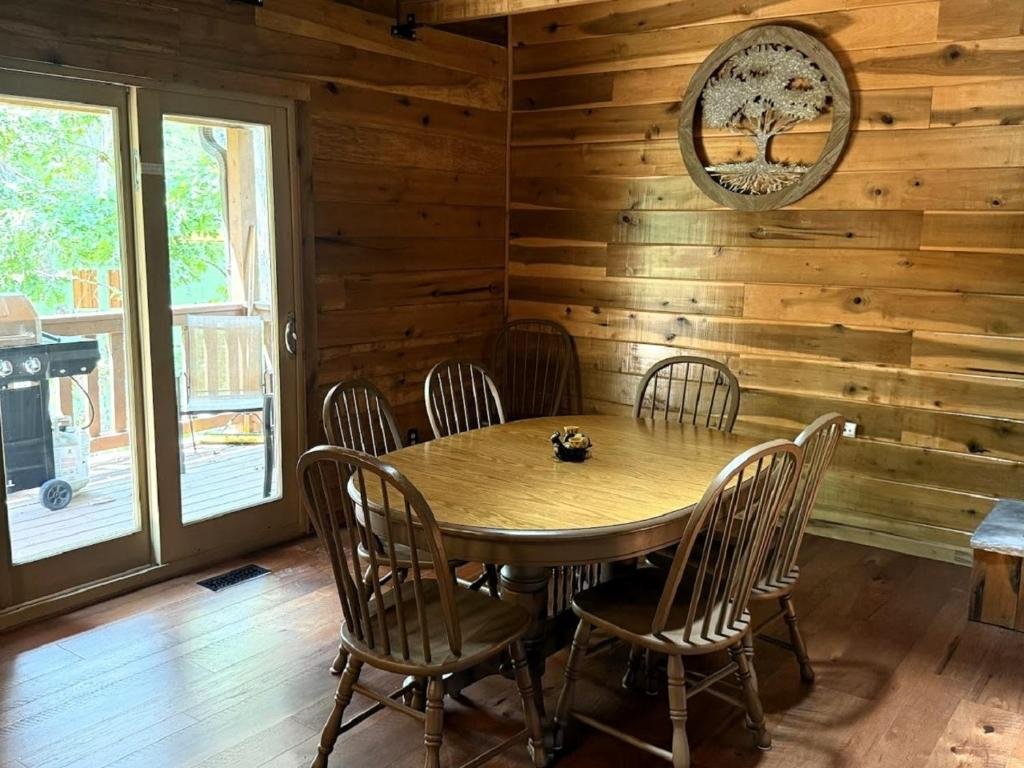 Smoky Mountain Getaway Vacation Rental in Pigeon Forge - RedAwning