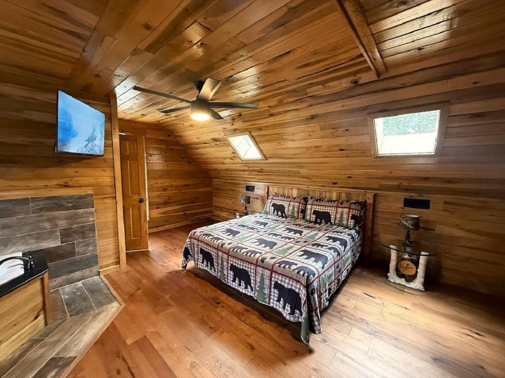 Smoky Mountain Getaway Vacation Rental in Pigeon Forge - RedAwning