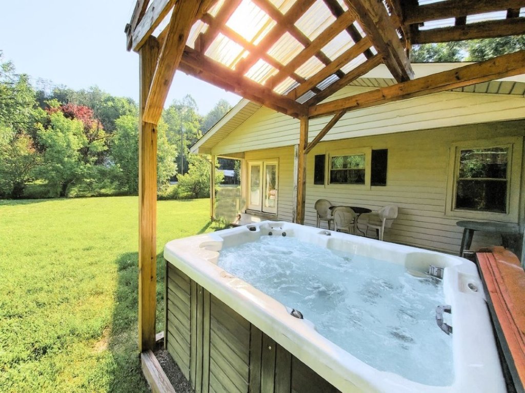 Mountain Stream Vacation Rental in Pigeon Forge - RedAwning