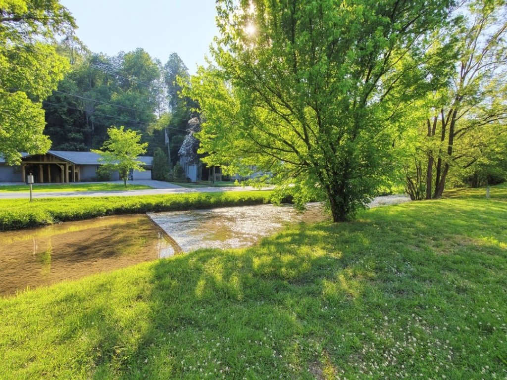 Mountain Stream Vacation Rental in Pigeon Forge - RedAwning