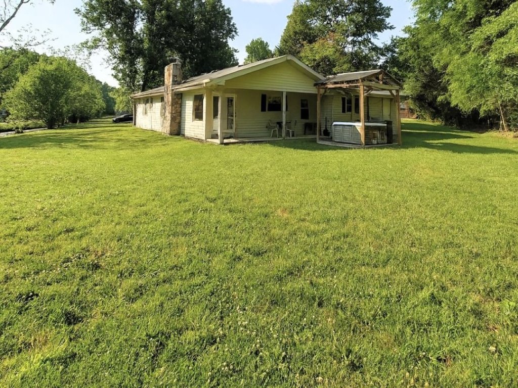 Mountain Stream Vacation Rental in Pigeon Forge - RedAwning