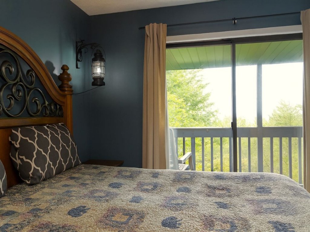 Hillbilly Hilton Vacation Rental in Pigeon Forge - RedAwning