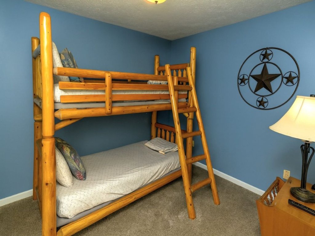 Hoot N Holler Vacation Rental in Pigeon Forge - RedAwning
