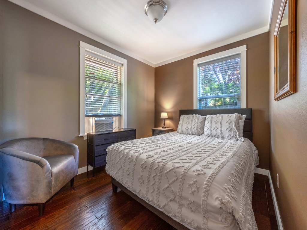 Easy Stay Vacation Rental in Hood River - RedAwning