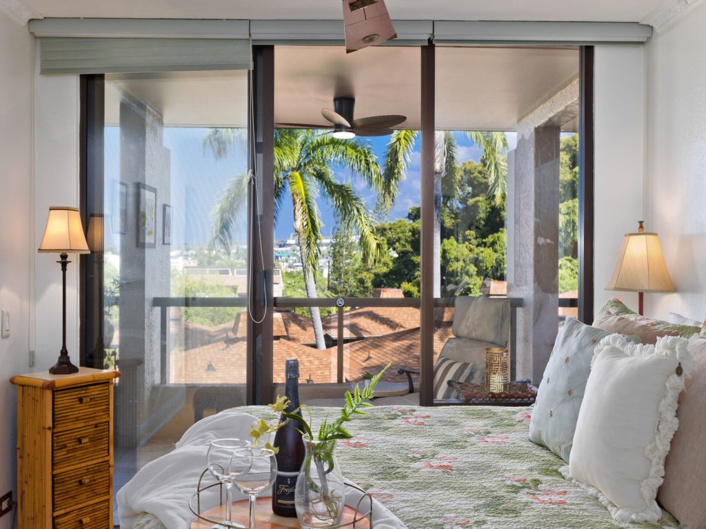 Experience ocean views in this spacious Penthouse 2BR condo in beautiful Kailua-Kona. Vacation Rental in Kailua Kona - RedAwning