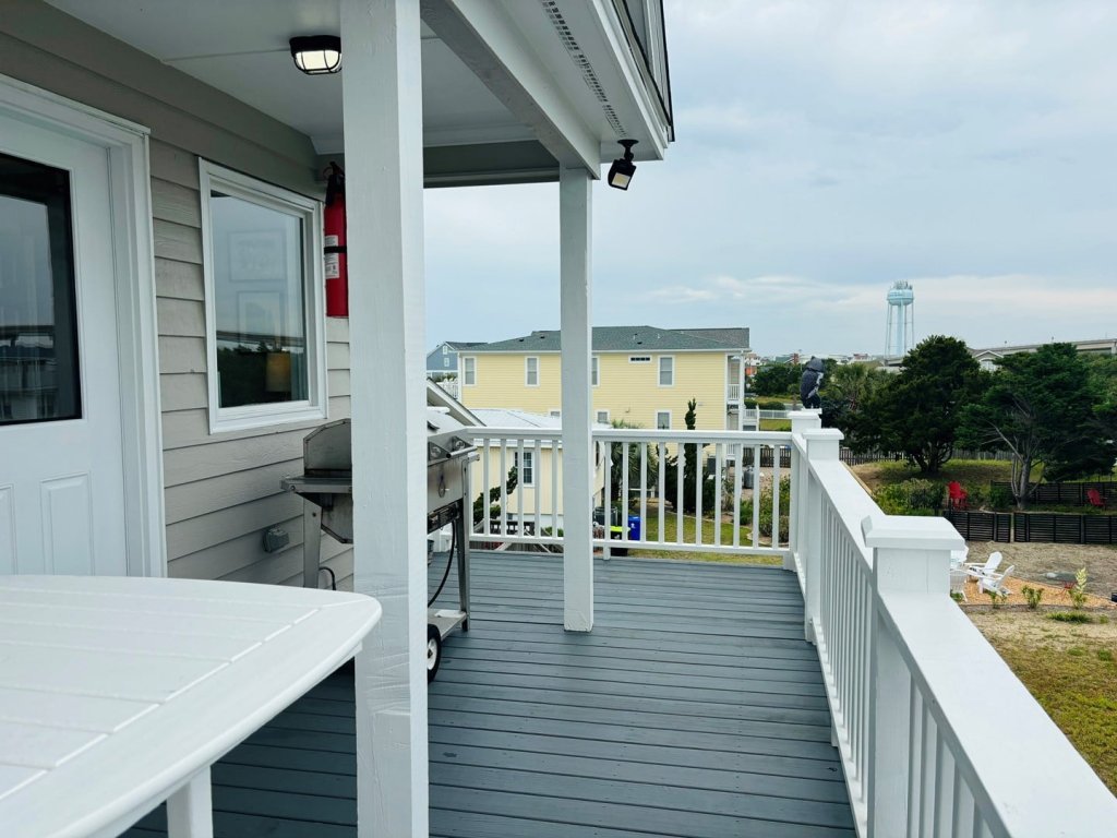 Live Oaks / 127 Ocean Blvd East Vacation Rental in Holden Beach - RedAwning