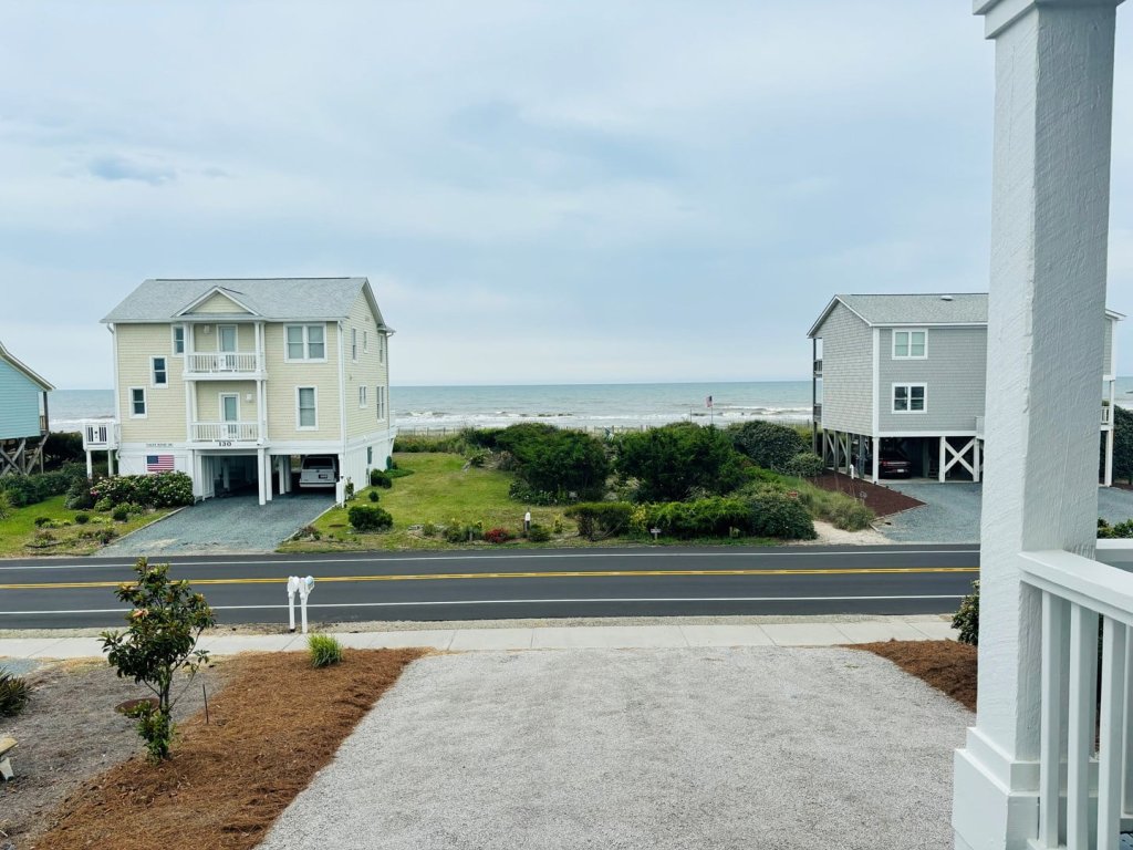 Live Oaks / 127 Ocean Blvd East Vacation Rental in Holden Beach - RedAwning