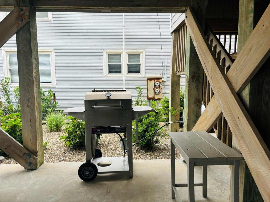 Live Oaks / 127 Ocean Blvd East Vacation Rental in Holden Beach - RedAwning