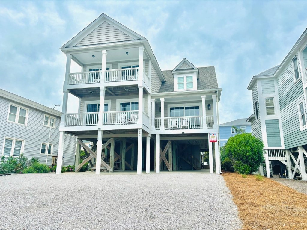 Live Oaks / 127 Ocean Blvd East Vacation Rental in Holden Beach - RedAwning