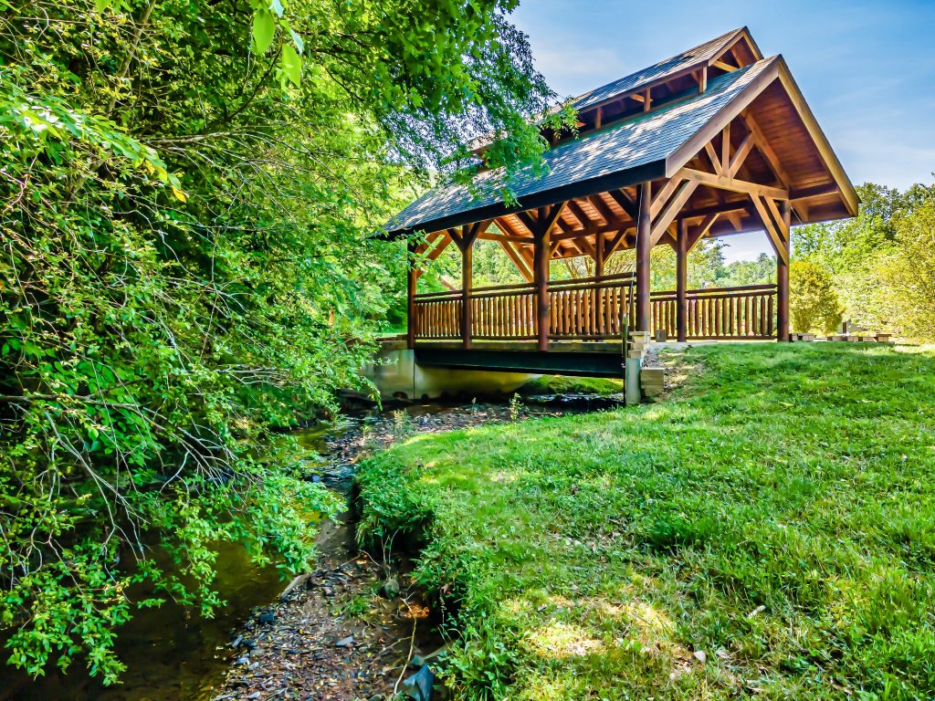 Spacious Mountain Cabin Perfect for Relaxing Vacation Rental in Sevierville - RedAwning