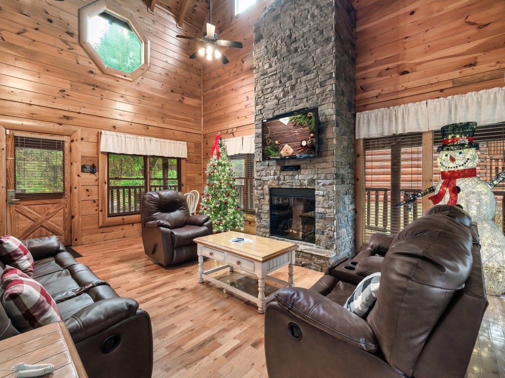 Spacious Mountain Cabin Perfect for Relaxing Vacation Rental in Sevierville - RedAwning