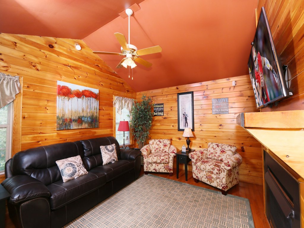 Perfectly located Chalet for your Mountain Retreat Vacation Rental in Pigeon Forge - RedAwning