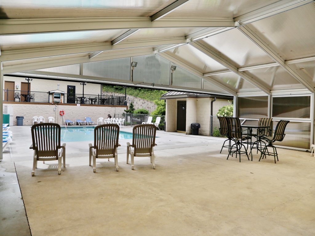 Perfectly located Chalet for your Mountain Retreat Vacation Rental in Pigeon Forge - RedAwning