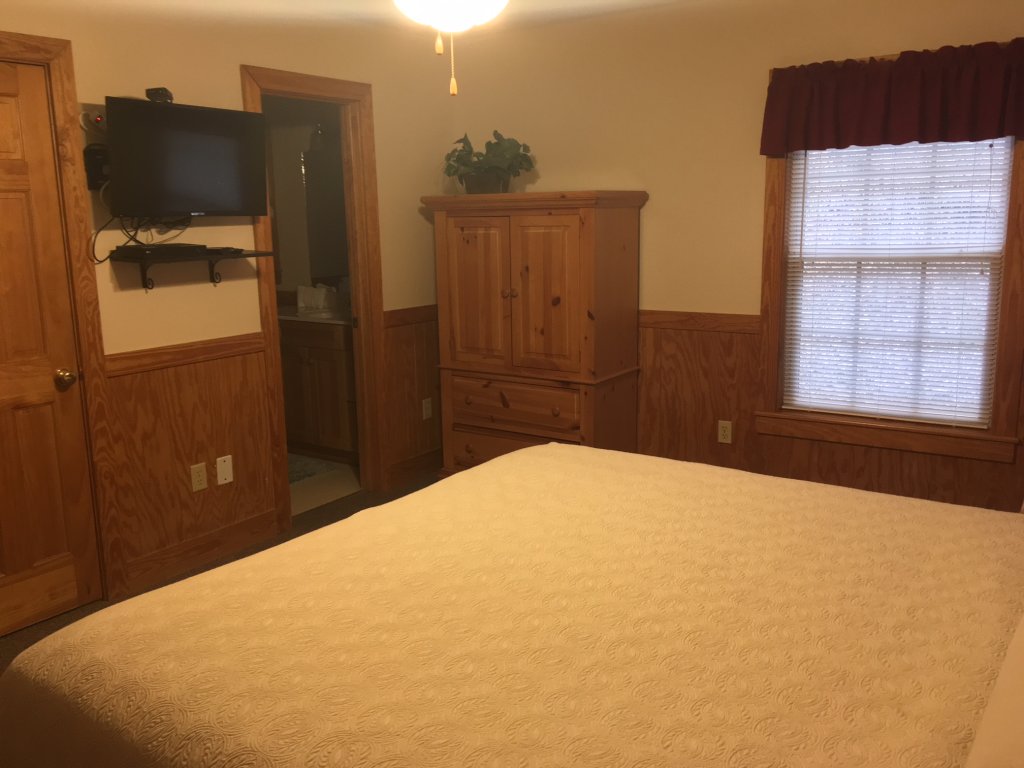 Homey Chalet perfect for your Mountain Retreat Vacation Rental in Pigeon Forge - RedAwning