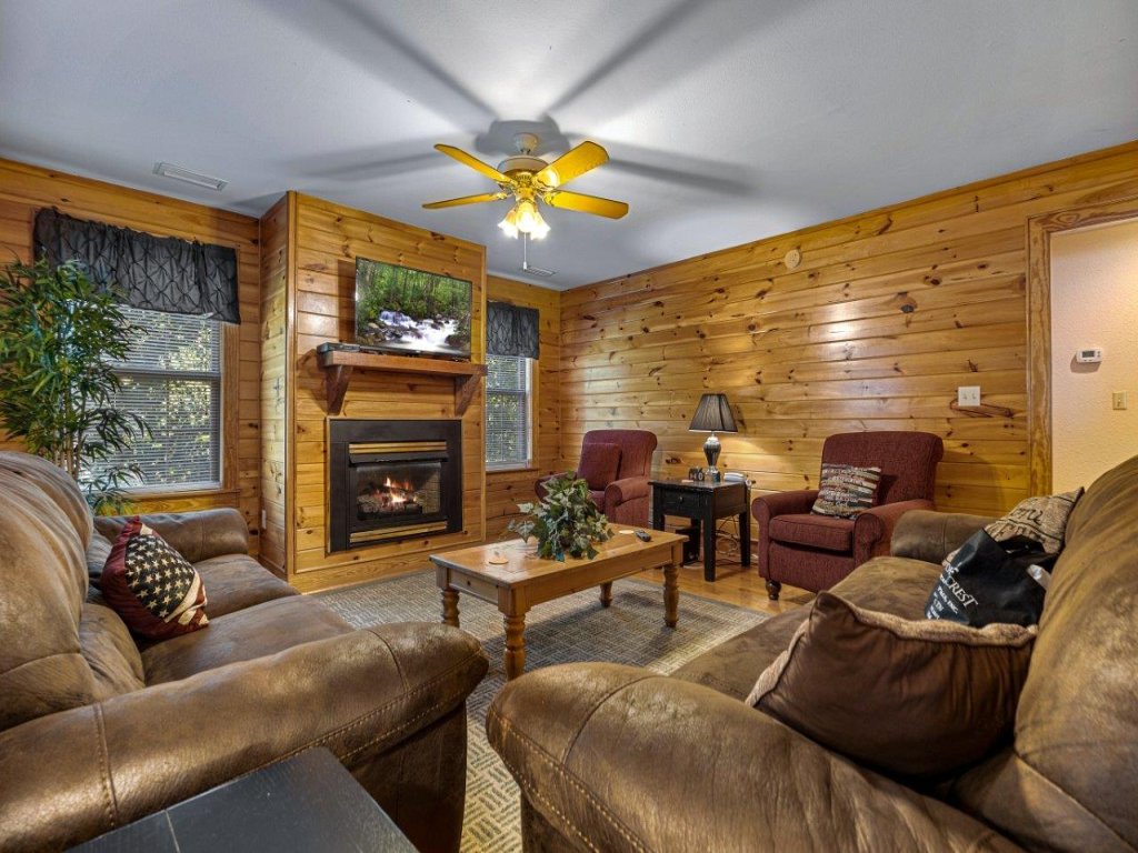 Simple Condo for Urban Time-Off Vacation Rental in Pigeon Forge - RedAwning