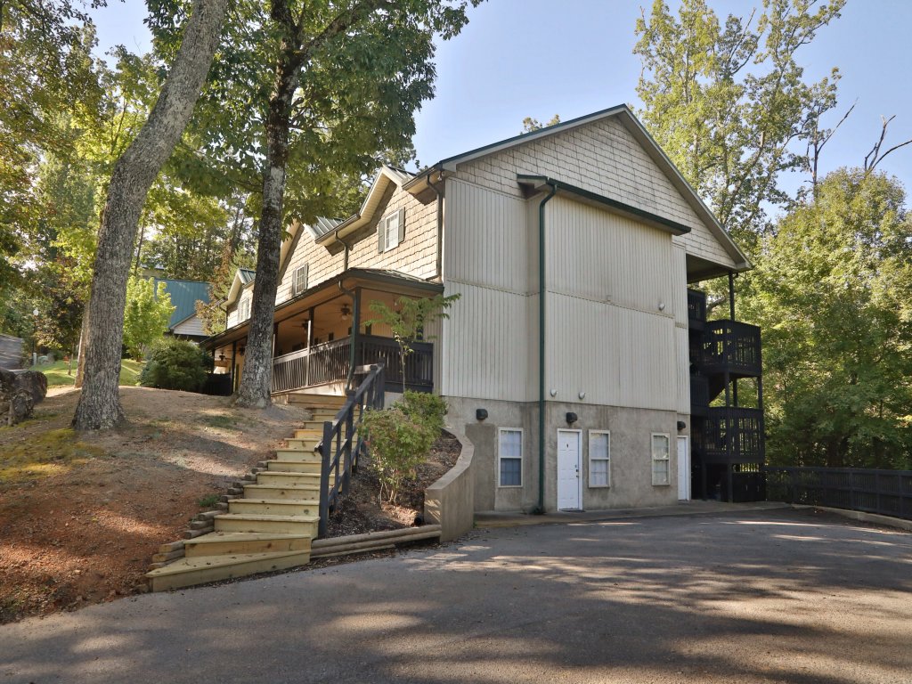 Spacious Chalet for your Mountain Retreat Vacation Rental in Pigeon Forge - RedAwning