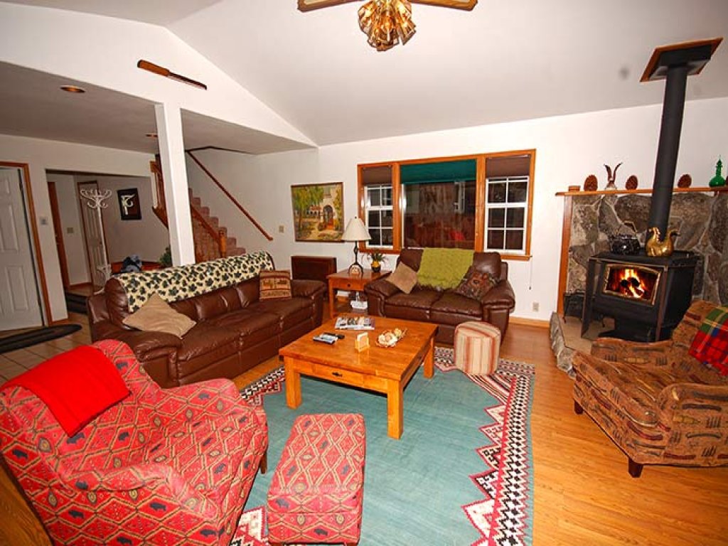 1209 Golden Bear Trail Vacation Rental in California - RedAwning