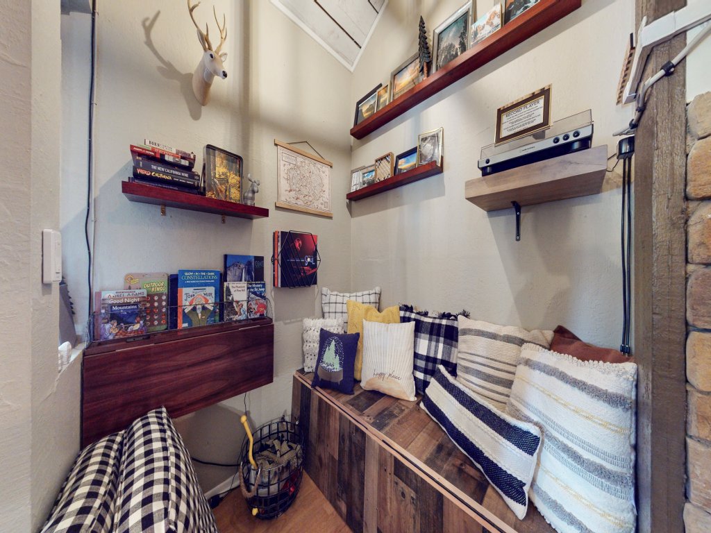 Bigwood 41 Cozy Mountain Cabin, Private Washer Dryer, 1 mile to Eagle Lodge Vacation Rental in Mammoth Lakes - RedAwning