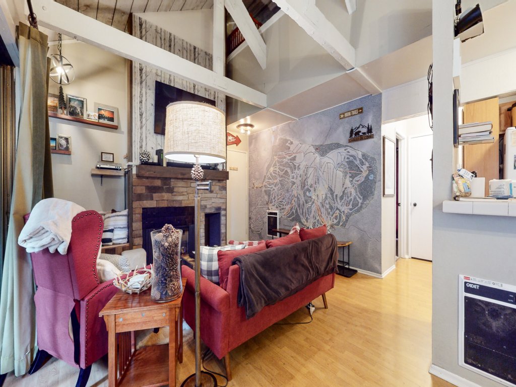 Bigwood 41 Cozy Mountain Cabin, Private Washer Dryer, 1 mile to Eagle Lodge Vacation Rental in Mammoth Lakes - RedAwning