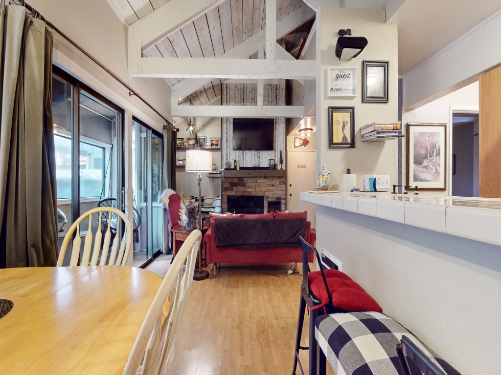 Bigwood 41 Cozy Mountain Cabin, Private Washer Dryer, 1 mile to Eagle Lodge Vacation Rental in Mammoth Lakes - RedAwning