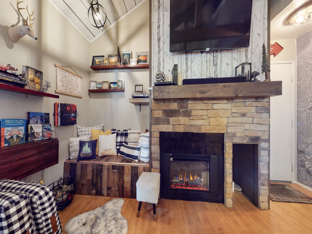 Bigwood 41 Cozy Mountain Cabin, Private Washer Dryer, 1 mile to Eagle Lodge Vacation Rental in Mammoth Lakes - RedAwning
