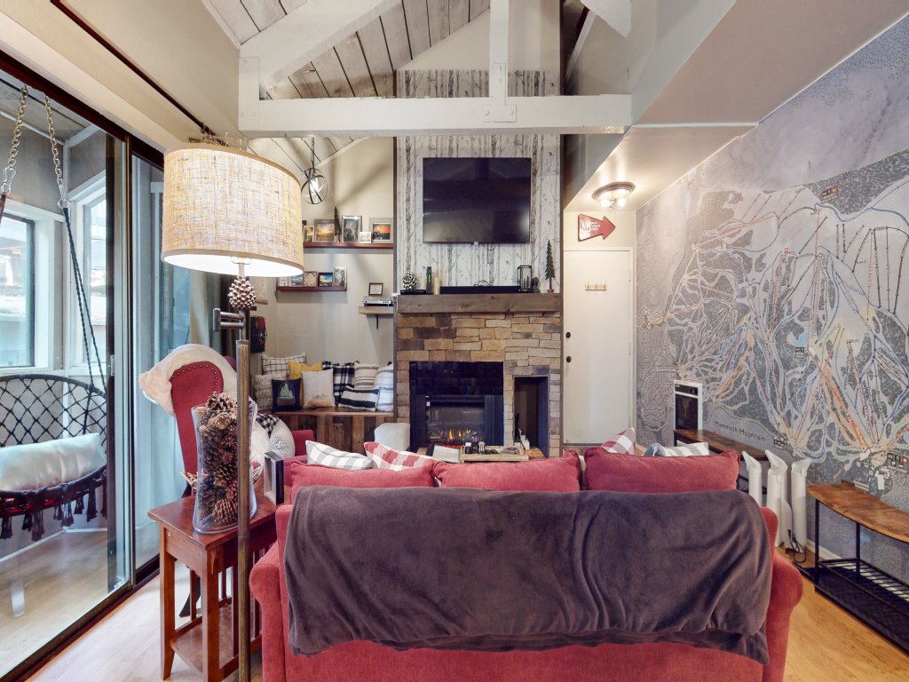 Bigwood 41 Cozy Mountain Cabin, Private Washer Dryer, 1 mile to Eagle Lodge Vacation Rental in Mammoth Lakes - RedAwning