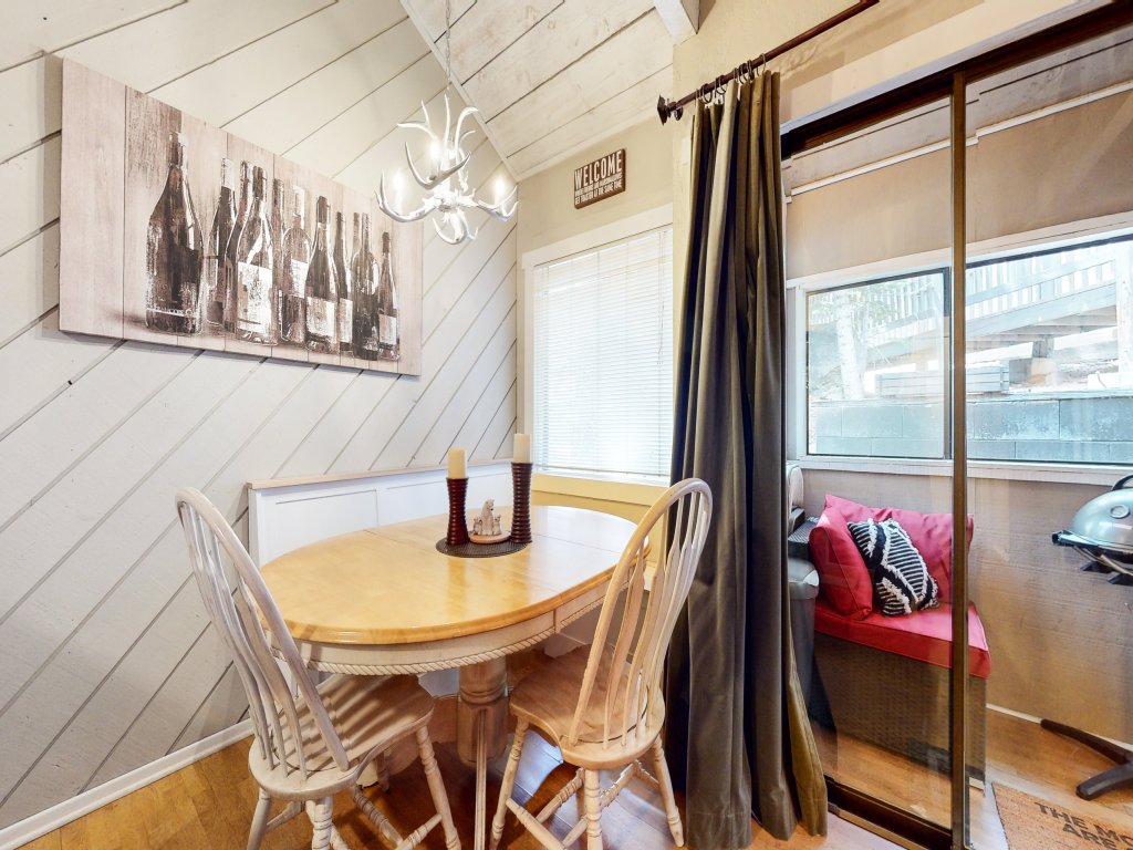 Bigwood 41 Cozy Mountain Cabin, Private Washer Dryer, 1 mile to Eagle Lodge Vacation Rental in Mammoth Lakes - RedAwning