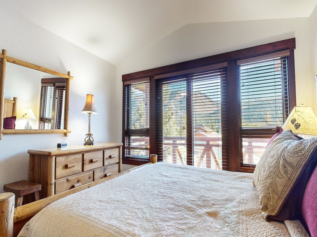 Juniper Crest 6 Luxury Home, Walk to Eagle Lodge and Gorgeous Mountain Views Vacation Rental in Mammoth Lakes - RedAwning