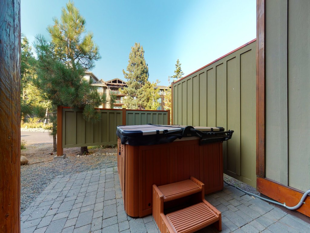 Juniper Crest 6 Luxury Home, Walk to Eagle Lodge and Gorgeous Mountain Views Vacation Rental in Mammoth Lakes - RedAwning